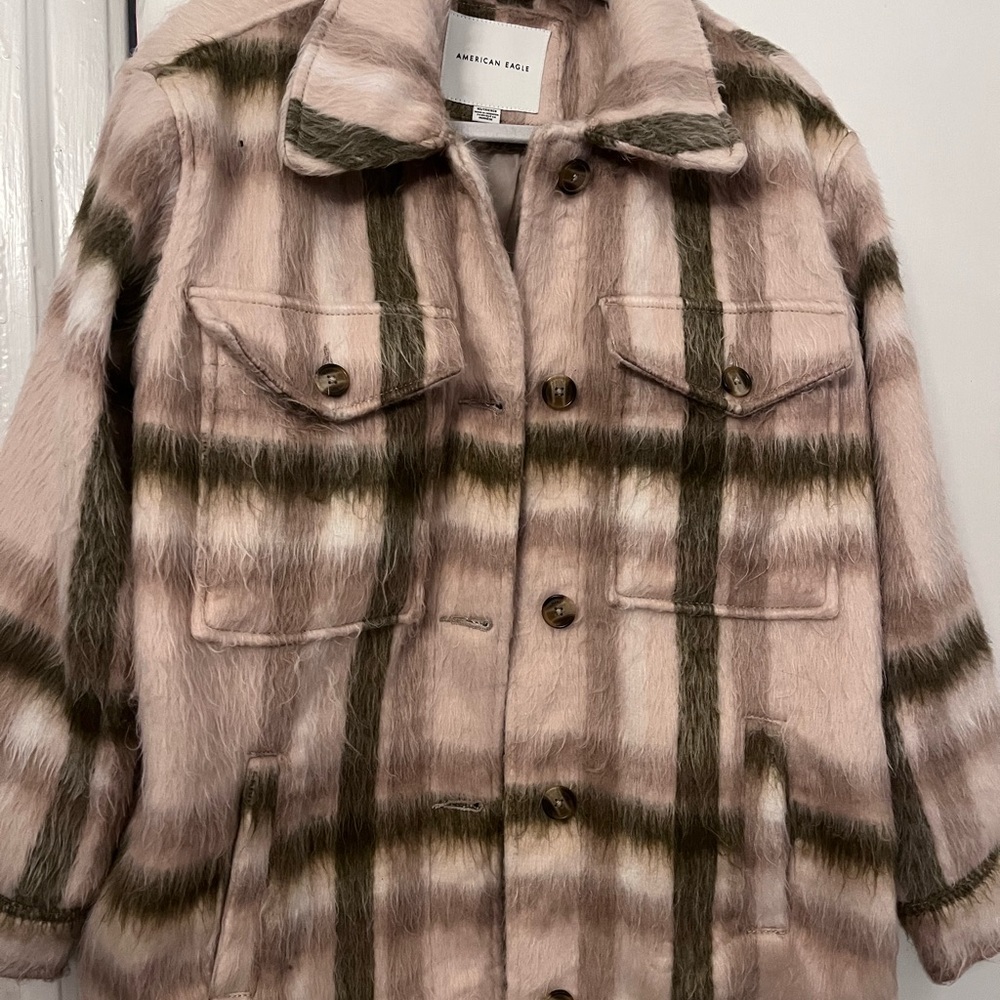 American Eagle Shacket worn a couple times ! Cozy abc warm ! Fits S-L